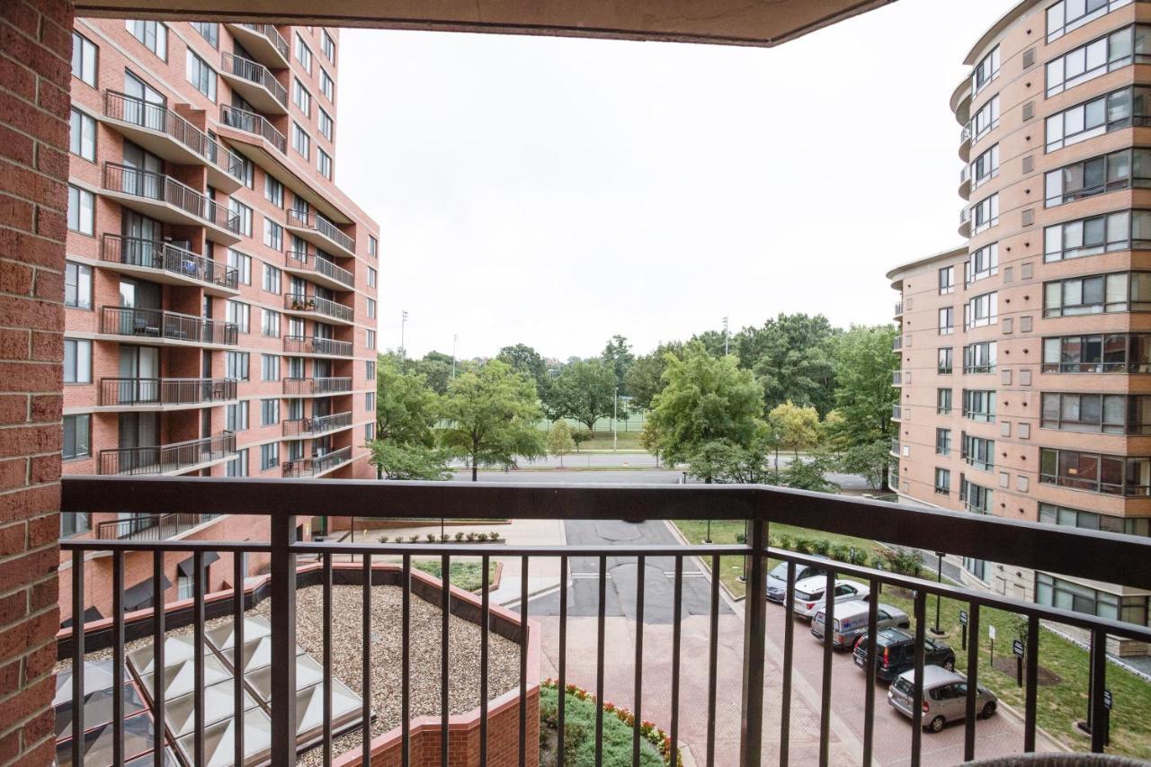 Modern & Charming Apt With Rooftop @Pentagon City Арлингтън Екстериор снимка