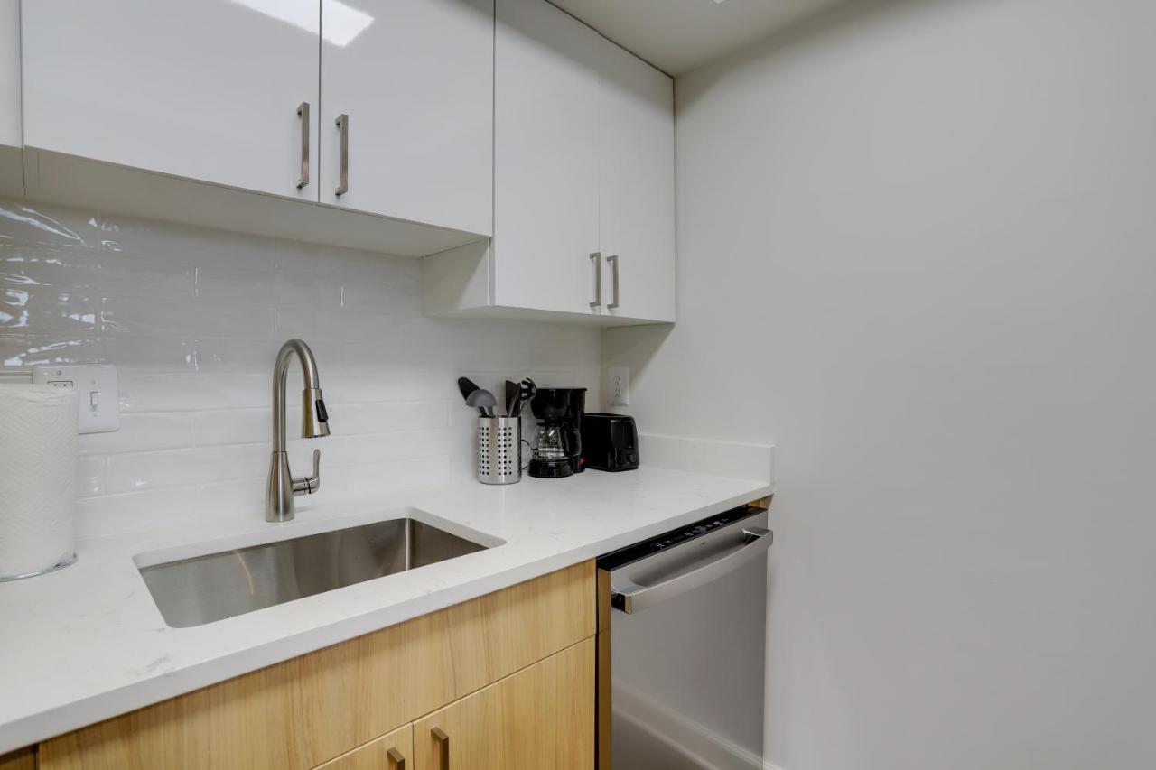 Modern & Charming Apt With Rooftop @Pentagon City Арлингтън Екстериор снимка