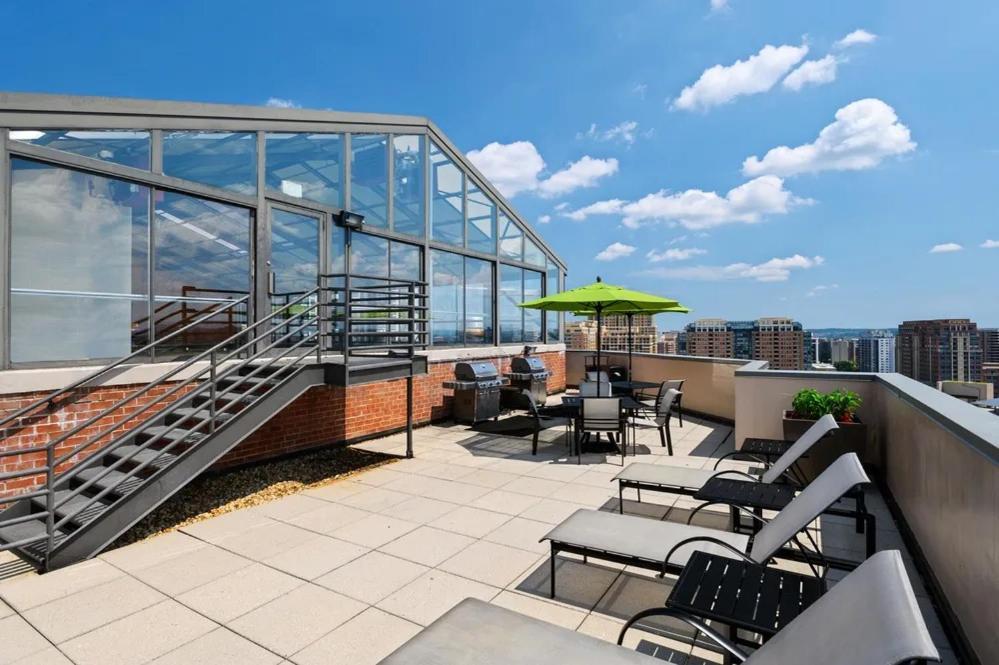 Modern & Charming Apt With Rooftop @Pentagon City Арлингтън Екстериор снимка